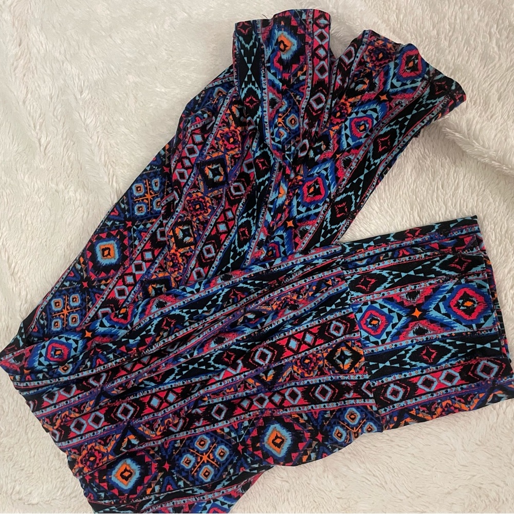 bright fun “hot kiss” pants size medium